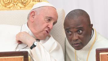 "La foto simbólica" del papa en el país más pobre del mundo: un niño le da una limosna