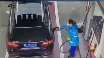 Esta escena en una gasolinera indigna a medio Twitter: ojo a lo que hacen desde el coche