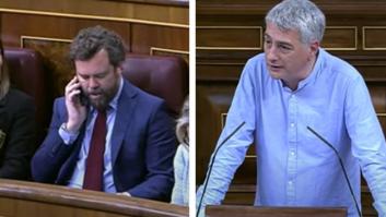 Matute mira a los diputados de Vox y les suelta una frase tremenda: Espinosa, hablando por teléfono