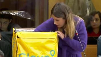 Alejandra Jacinto muestra una mochila de Glovo a Ayuso y saca todo esto de dentro