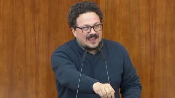 Llaman a un consejero de Ayuso, él no está y este diputado de Podemos se lleva los aplausos tras lo que dice