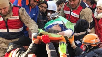 Rescatados con vida una madre y su hijo tras llevar 101 horas sepultados en los escombros de Turquía