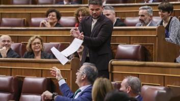 Gabriel Rufián pasa por el escaño de Ortega Smith, le deja este papel y tiene lugar esta escena