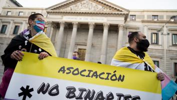 Las personas no binarias y la tercera casilla en documentos oficiales quedan fuera de la ley trans