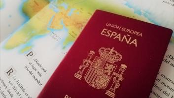 Enseña un pasaporte antiguo y destaca algo que es raro de ver: "¡Qué curioso!"
