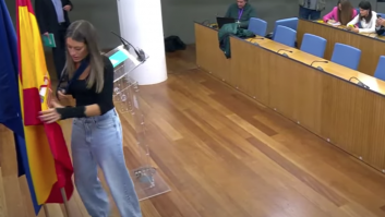 La portavoz de Junts ve la bandera de España y lo que hace con ella provoca la polémica