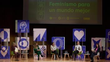 Varias feministas increpan a Irene Montero y la ministra les responde: "Subid, ahí está la escalera"