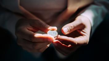 Muestra cómo se le ha roto una moneda de un euro y la imagen no para de generar reacciones