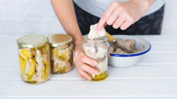 Esto es lo que debes hacer si te encuentras una lata de atún así en la nevera