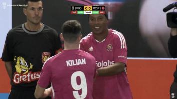 Explican a Ronaldinho cómo se tira un penalti en la Kings League y su reacción es histórica