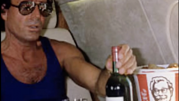 La historia detrás de esa foto de Julio Iglesias con una botella de vino de 10.000€, un cubo de pollo del KFC y una tortilla de patatas