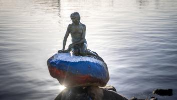 Vandalizan la Sirenita de Copenhague con los colores de la bandera rusa