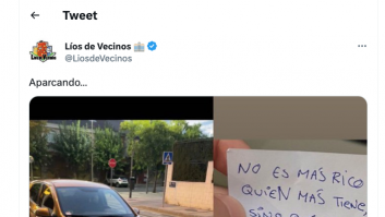 Esta nota colocada en un coche que había dejado mucho espacio al aparcar provoca debate en Twitter