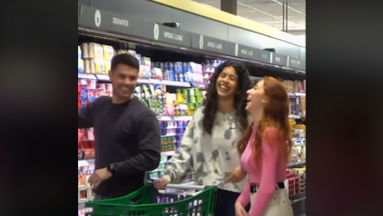 La tiktoker 'conquistadora' trata de hacer una broma en un supermercado y la pillada es de órdago