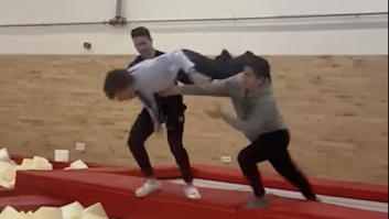 Almeida se sube a la cama elástica de un polideportivo de Madrid y pasa lo que pasa