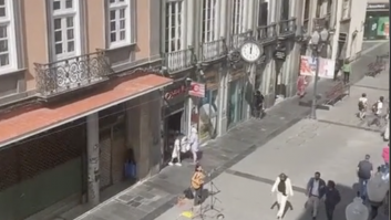 Sale al balcón para escuchar a una cantante en la calle, pero no da crédito a lo que acaba grabando