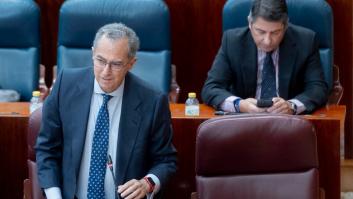 El portavoz del PP se enzarza con un diputado de Más Madrid y justifica así el bono social del vicepresidente de Ayuso