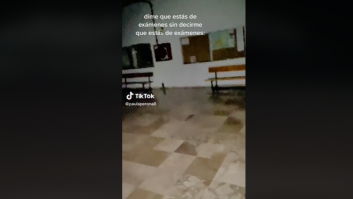 Se quedan encerradas en la biblioteca de la universidad y su reacción es para enmarcar
