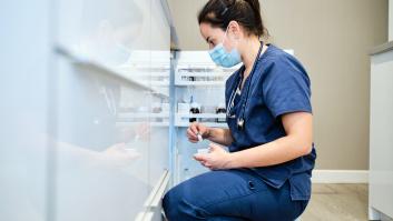 Esther, enfermera en Noruega: "Un enfermero recién incorporado puede ganar unos 3.000 euros al mes, con jornadas completas y turnos"