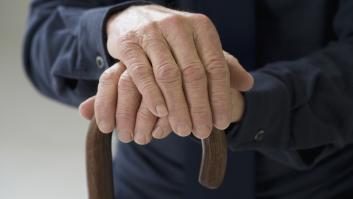 Un grupo de jóvenes golpea brutalmente a un anciano y difunde la agresión en las redes