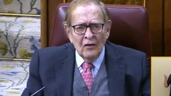 La escena del día: Tamames interrumpe a Sánchez y el revuelo que se forma es inmediato