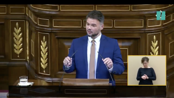 Rufián sube a la tribuna del Congreso, mira a Abascal y le hace esta pregunta: después lo felicita