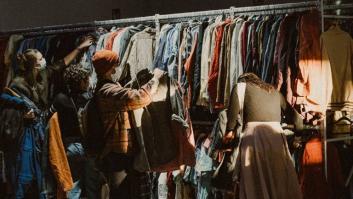 Un nuevo mercadillo revoluciona Madrid: pagas la ropa al peso y hay que hacer reserva