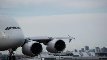 La sencilla forma de diferenciar un Boeing de un Airbus a simple vista por la noche