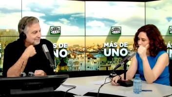 Carlos Alsina le pregunta a Ayuso si "está harta de Vox" y no puede aguantar la risa al escuchar su respuesta