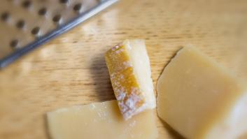 Ni te imaginas el 'snack' que puedes hacer con la corteza del parmesano