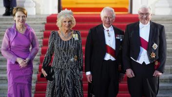 Primera visita al exterior de Carlos III: elogios por su "alma verde' y críticas de antimonárquicos