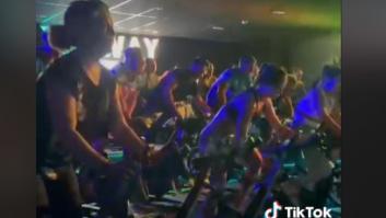 Lo que hace el profesor en esta clase de spinning sorprende a todo el mundo