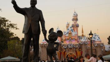 El gesto con los dos dedos de Walt Disney que verás en todos sitios por culpa del tabaco