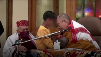 El Dalái Lama se disculpa tras pedir a un niño que "chupe su lengua"