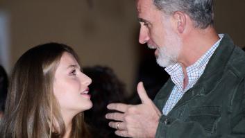 Felipe coge el móvil, Leonor ve lo que está haciendo y la cara del rey al darse cuenta es una maravilla