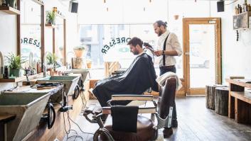 Le hace una broma a un cliente para ver su reacción cortándole mal el pelo: no sale como esperaba