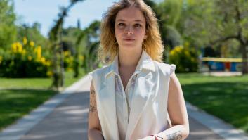 Elizabeth Duval hace una foto a lo que se ha encontrado al ir a votar: el lío está servido