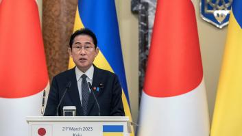 Evacúan al primer ministro de Japón tras la explosión de una bomba de humo durante un acto