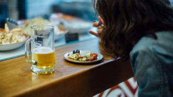 Adiós al bar de pueblo con 100 años de antigüedad y una bonita historia con El Gran Wyoming y Maribel Verdú