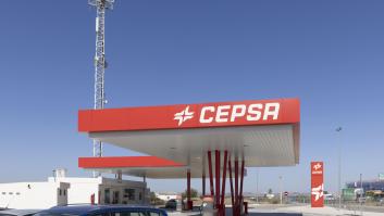 CEPSA pilla a Repsol con el pie cambiado al dar gasolina gratis a sus clientes