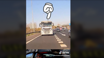 Ese camión circula detrás de un coche de autoescuela y ojo a lo que hace: es para verlo en bucle