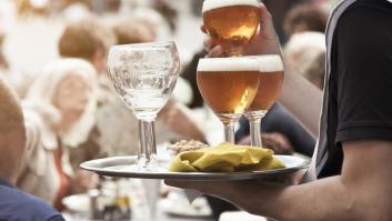 Condenan a madre e hija a pagar 270 euros por lanzar una estufa y un bote de aceitunas a los clientes del bar de debajo de su casa mientras estaban de 'tardeo'