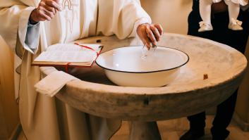 Le hacen bautizarse en contra de su voluntad y deja un vídeo para la posteridad