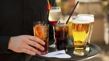 Un camarero se da cuenta de un detalle de las botellas de Coca-Cola y hace una petición