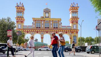 Va andando por la feria de Sevilla, se sube el vestido y enseña lo que lleva en los pies: sorpresón