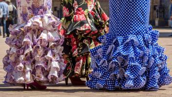 Se convierte en un fenómeno viral con su look en la Feria de Abril: "El punk y el flamenco, unidos"