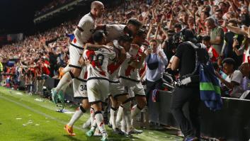 El Barça retrasa un poco más el alirón al tropezar en Vallecas