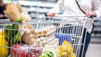 Descubren la nueva trampa en los carritos de supermercados para hacerte gastar más sin enterarte
