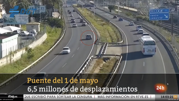 RTVE habla de "normalidad en la carretera" pero es imposible no fijarse en lo que hace ese coche