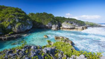 Ni euros ni dólares: la remota isla de 2000 habitantes donde es totalmente legal pagar con monedas Pokémon